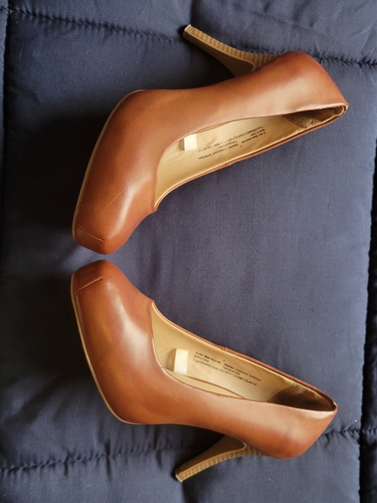 Brown Women's Classic Round-Toe Pumps - Picture 4 of 4